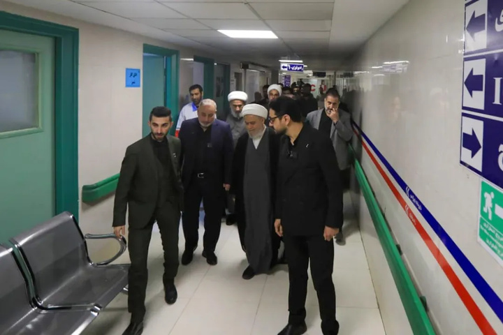 وفد العتبة العباسية يزور الجرحي و عوائل الشهداء في إيران
