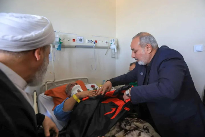 وفد العتبة العباسية يزور الجرحي و عوائل الشهداء في إيران