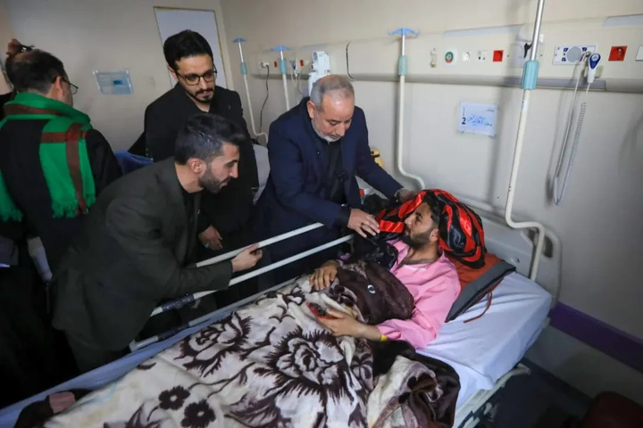 وفد العتبة العباسية يزور الجرحي و عوائل الشهداء في إيران