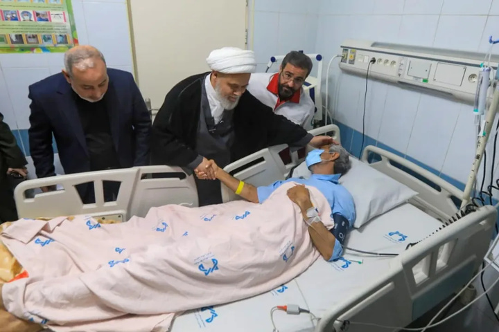 وفد العتبة العباسية يزور الجرحي و عوائل الشهداء في إيران