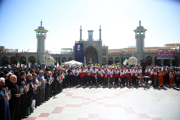 ادای احترام به یادمان رهبر شهید انقلاب در حرم حضرت معصومه (س)