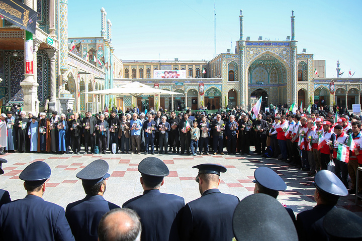 ادای احترام به یادمان رهبر شهید انقلاب در حرم حضرت معصومه (س)
