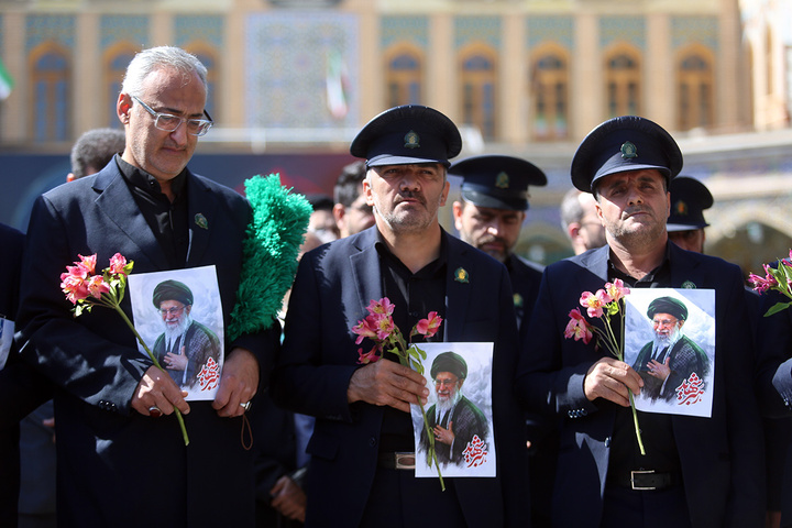 ادای احترام به یادمان رهبر شهید انقلاب در حرم حضرت معصومه (س)