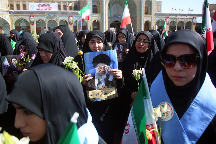 ادای احترام به یادمان رهبر شهید انقلاب در حرم حضرت معصومه (س)