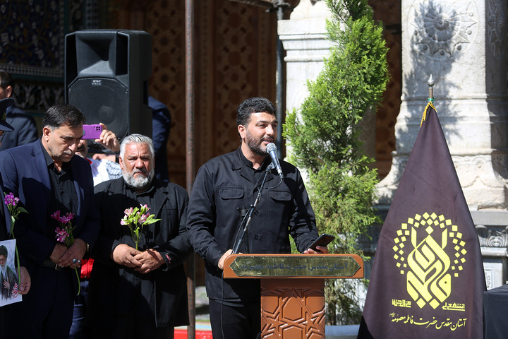 ادای احترام به یادمان رهبر شهید انقلاب در حرم حضرت معصومه (س)