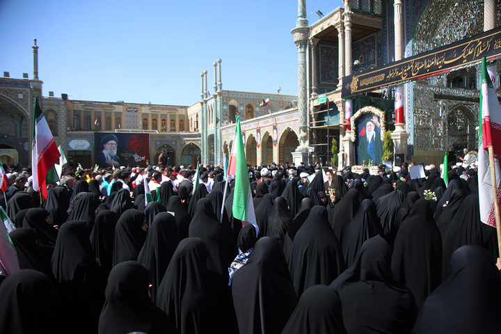 ادای احترام به یادمان رهبر شهید انقلاب در حرم حضرت معصومه (س)