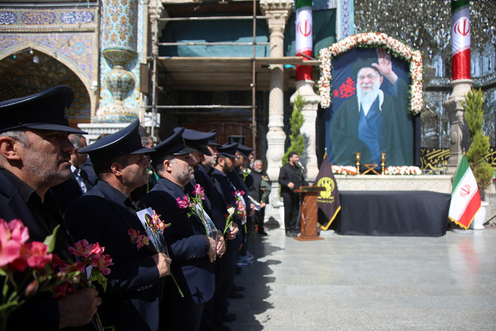 ادای احترام به یادمان رهبر شهید انقلاب در حرم حضرت معصومه (س)