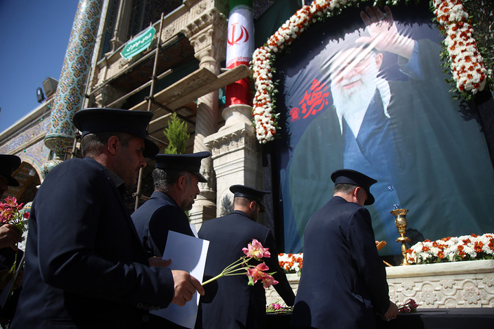 ادای احترام به یادمان رهبر شهید انقلاب در حرم حضرت معصومه (س)