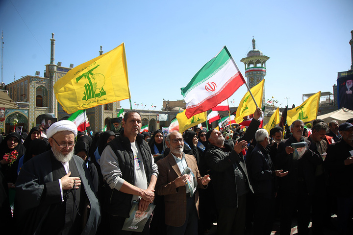 ادای احترام به یادمان رهبر شهید انقلاب در حرم حضرت معصومه (س)