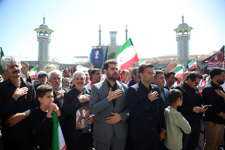 ادای احترام به یادمان رهبر شهید انقلاب در حرم حضرت معصومه (س)