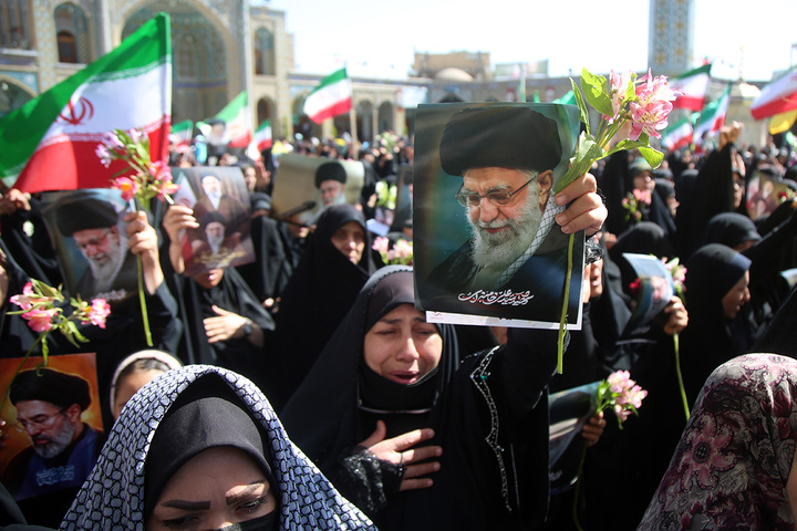 ادای احترام به یادمان رهبر شهید انقلاب در حرم حضرت معصومه (س)