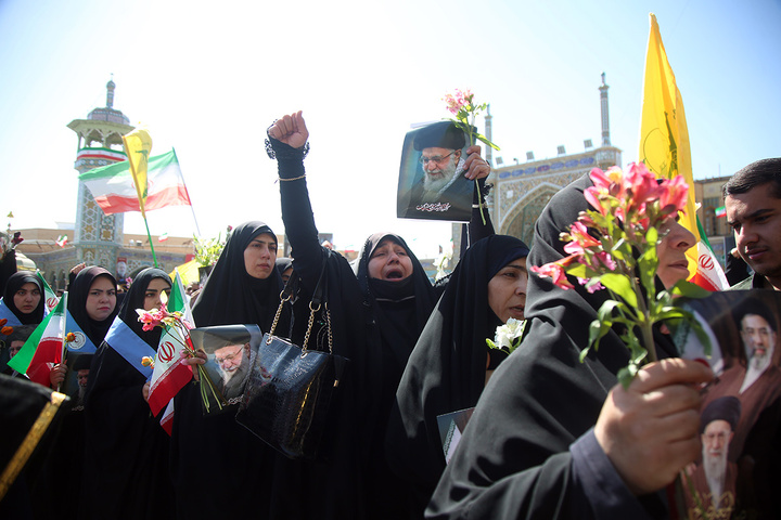 ادای احترام به یادمان رهبر شهید انقلاب در حرم حضرت معصومه (س)