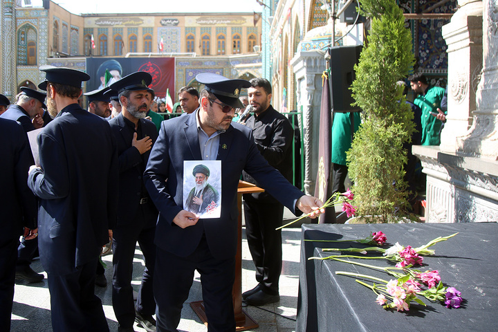 ادای احترام به یادمان رهبر شهید انقلاب در حرم حضرت معصومه (س)