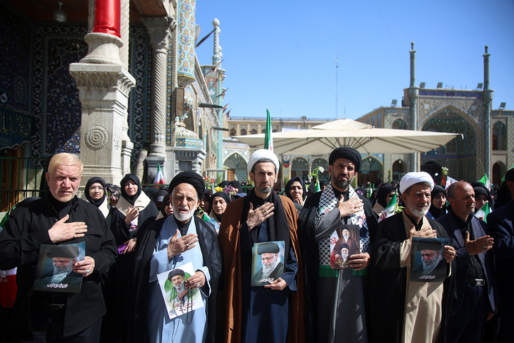 ادای احترام به یادمان رهبر شهید انقلاب در حرم حضرت معصومه (س)