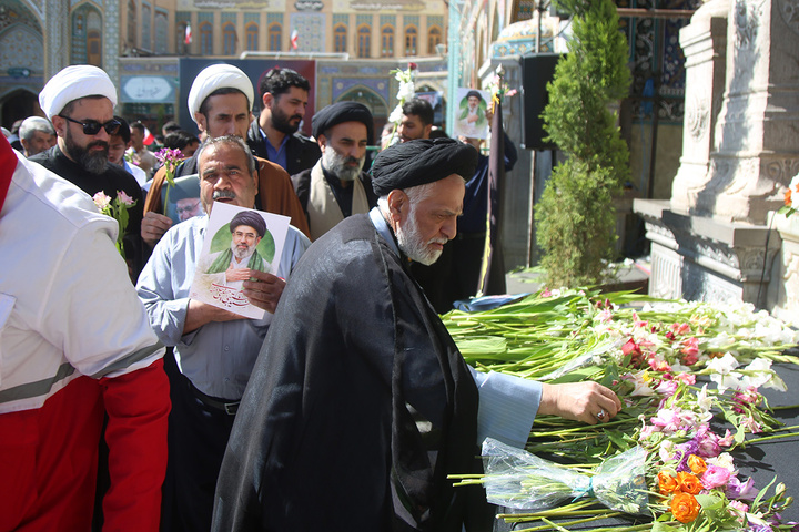 ادای احترام به یادمان رهبر شهید انقلاب در حرم حضرت معصومه (س)