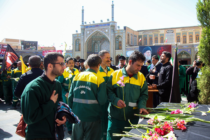 ادای احترام به یادمان رهبر شهید انقلاب در حرم حضرت معصومه (س)