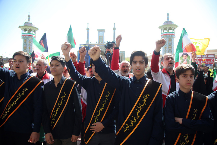 ادای احترام به یادمان رهبر شهید انقلاب در حرم حضرت معصومه (س)