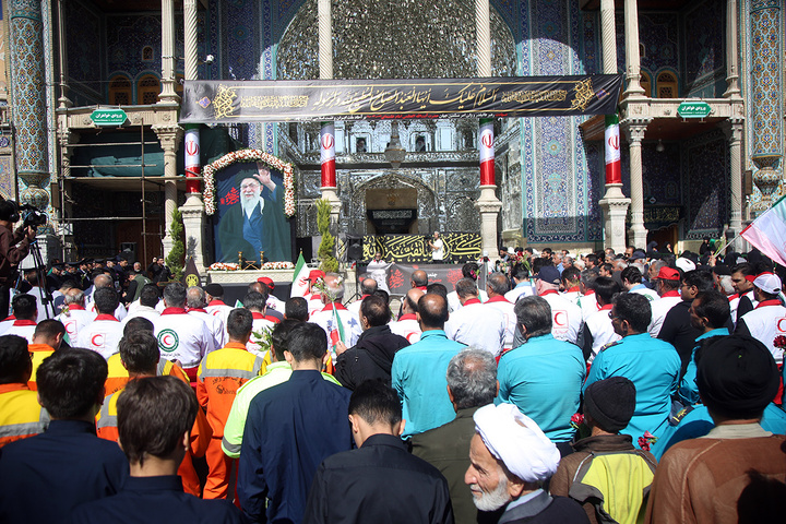 ادای احترام به یادمان رهبر شهید انقلاب در حرم حضرت معصومه (س)