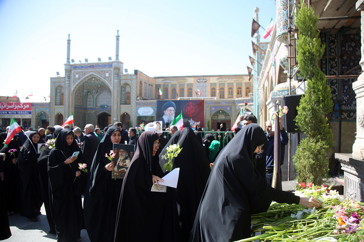 ادای احترام به یادمان رهبر شهید انقلاب در حرم حضرت معصومه (س)