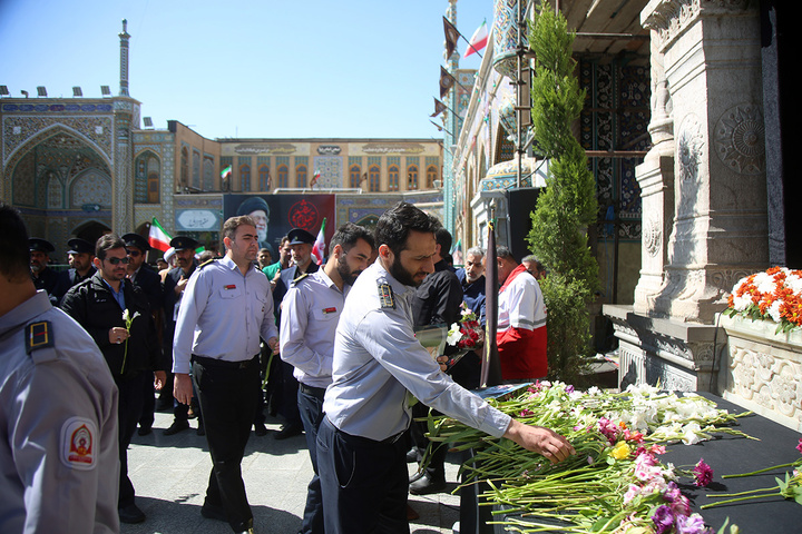 ادای احترام به یادمان رهبر شهید انقلاب در حرم حضرت معصومه (س)