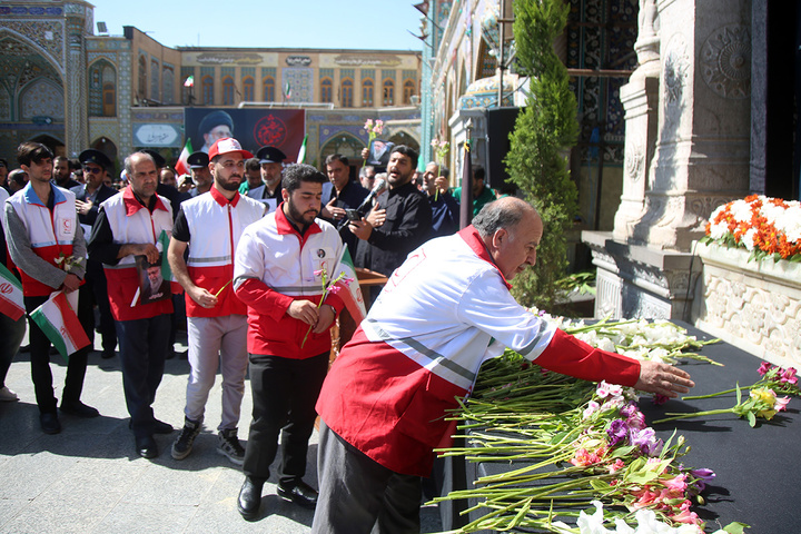 ادای احترام به یادمان رهبر شهید انقلاب در حرم حضرت معصومه (س)