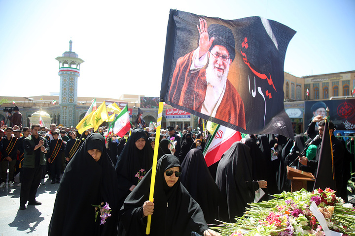 ادای احترام به یادمان رهبر شهید انقلاب در حرم حضرت معصومه (س)