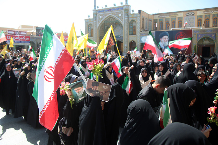 ادای احترام به یادمان رهبر شهید انقلاب در حرم حضرت معصومه (س)