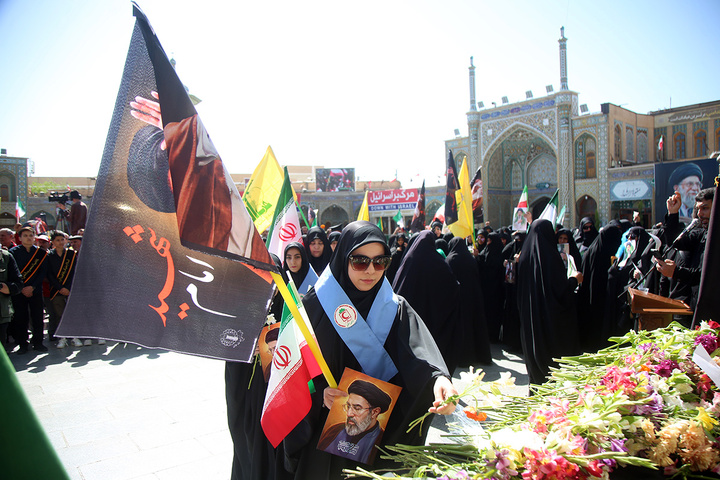 ادای احترام به یادمان رهبر شهید انقلاب در حرم حضرت معصومه (س)