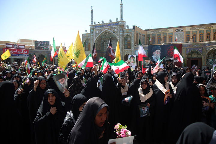 ادای احترام به یادمان رهبر شهید انقلاب در حرم حضرت معصومه (س)