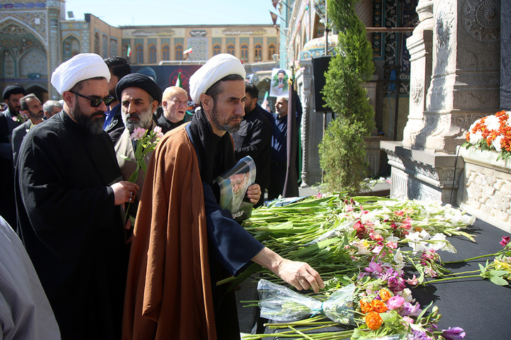 ادای احترام به یادمان رهبر شهید انقلاب در حرم حضرت معصومه (س)