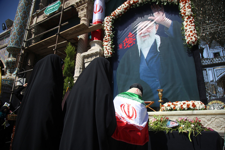 ادای احترام به یادمان رهبر شهید انقلاب در حرم حضرت معصومه (س)