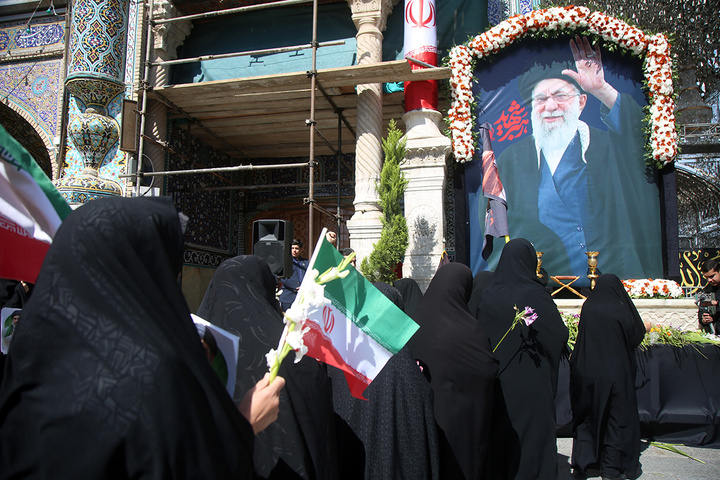 ادای احترام به یادمان رهبر شهید انقلاب در حرم حضرت معصومه (س)