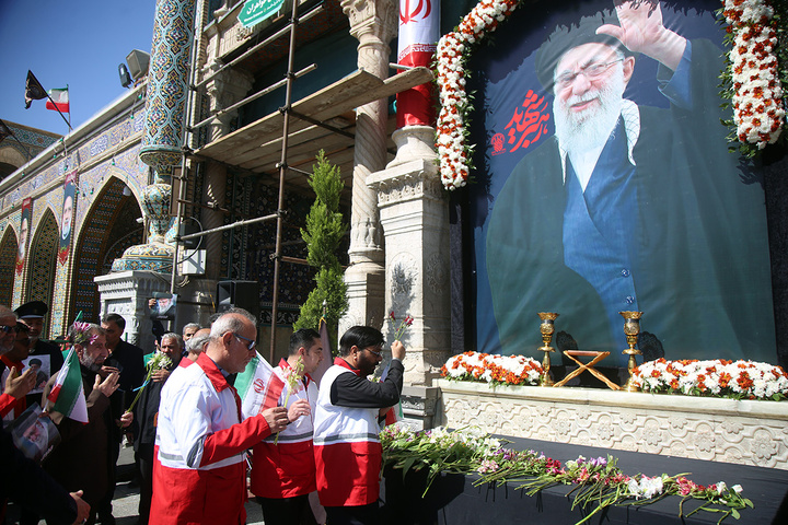 ادای احترام به یادمان رهبر شهید انقلاب در حرم حضرت معصومه (س)