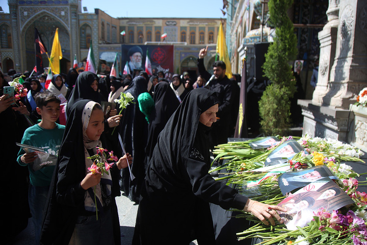 ادای احترام به یادمان رهبر شهید انقلاب در حرم حضرت معصومه (س)