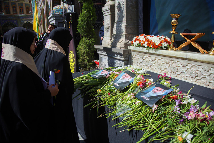 ادای احترام به یادمان رهبر شهید انقلاب در حرم حضرت معصومه (س)