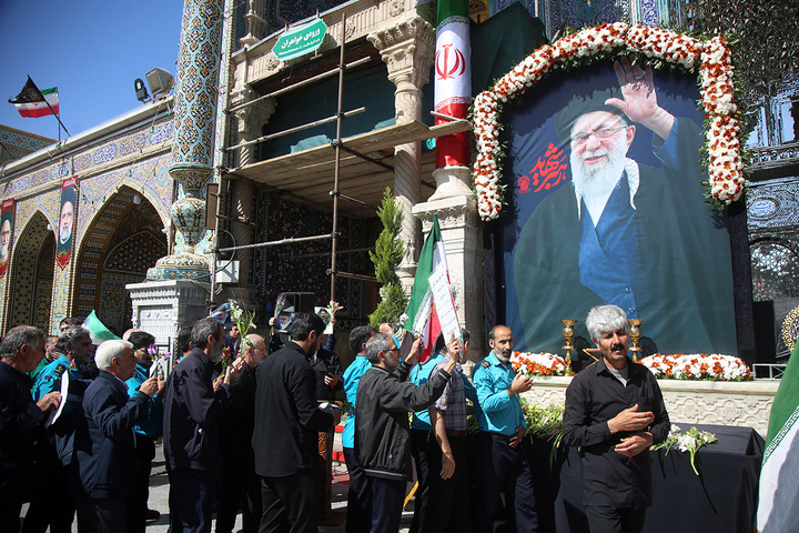 ادای احترام به یادمان رهبر شهید انقلاب در حرم حضرت معصومه (س)