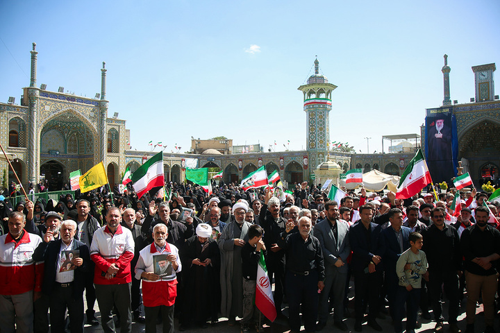 ادای احترام به یادمان رهبر شهید انقلاب در حرم حضرت معصومه (س)