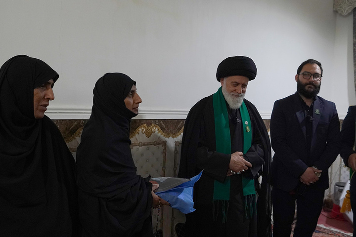 تکریم خانواده‌ شهدای میناب با حضور خادمان حرم کریمه اهل‌بیت(س)