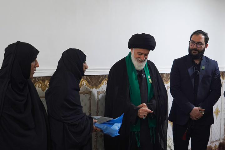 تکریم خانواده‌ شهدای میناب با حضور خادمان حرم کریمه اهل‌بیت(س)