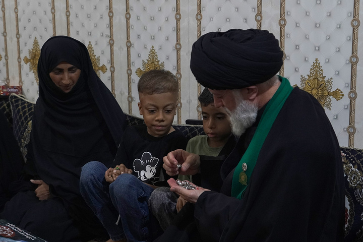 تکریم خانواده‌ شهدای میناب با حضور خادمان حرم کریمه اهل‌بیت(س)