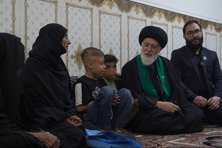 تکریم خانواده‌ شهدای میناب با حضور خادمان حرم کریمه اهل‌بیت(س)