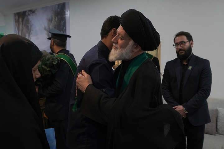 تکریم خانواده‌ شهدای میناب با حضور خادمان حرم کریمه اهل‌بیت(س)