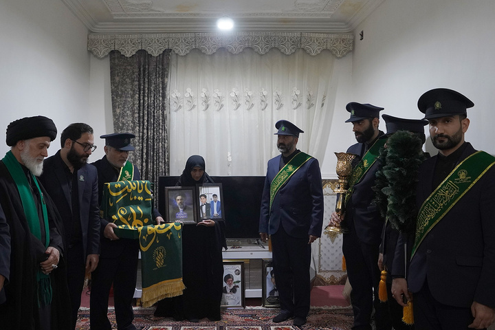 تکریم خانواده‌ شهدای میناب با حضور خادمان حرم کریمه اهل‌بیت(س)