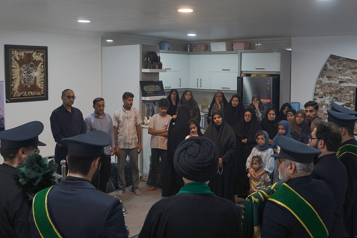 تکریم خانواده‌ شهدای میناب با حضور خادمان حرم کریمه اهل‌بیت(س)