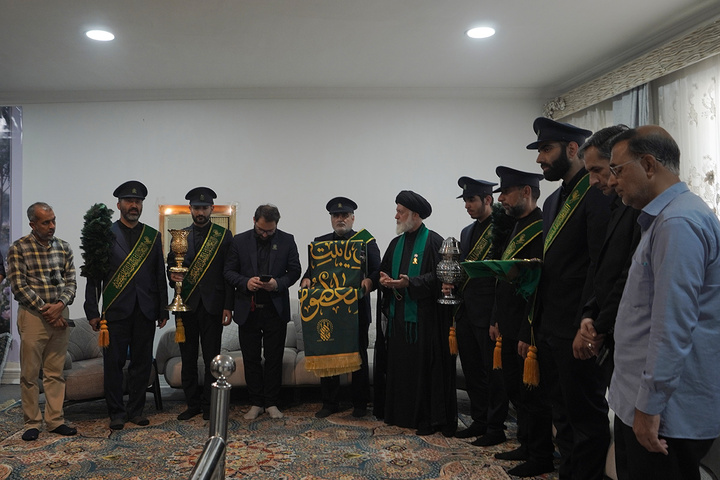 تکریم خانواده‌ شهدای میناب با حضور خادمان حرم کریمه اهل‌بیت(س)