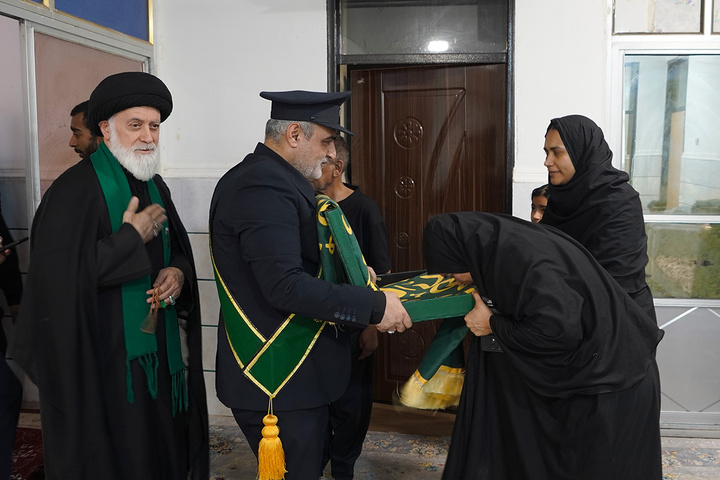 تکریم خانواده‌ شهدای میناب با حضور خادمان حرم کریمه اهل‌بیت(س)