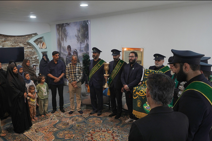 تکریم خانواده‌ شهدای میناب با حضور خادمان حرم کریمه اهل‌بیت(س)