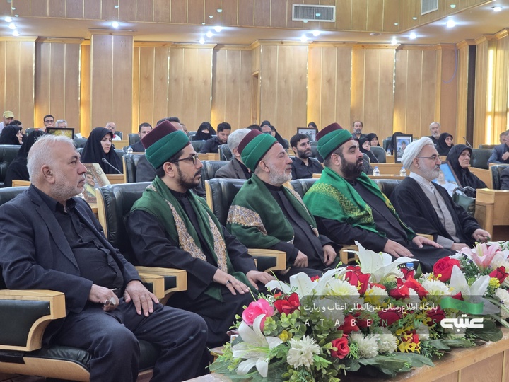 وفدُ العتبةِ الحسينيةِ المقدسة يُحيي عوائلَ الشهداء الإيرانية في مشهد