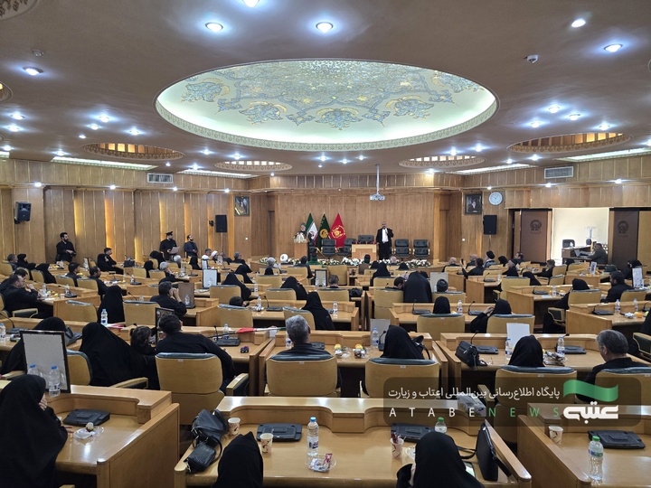 وفدُ العتبةِ الحسينيةِ المقدسة يُحيي عوائلَ الشهداء الإيرانية في مشهد