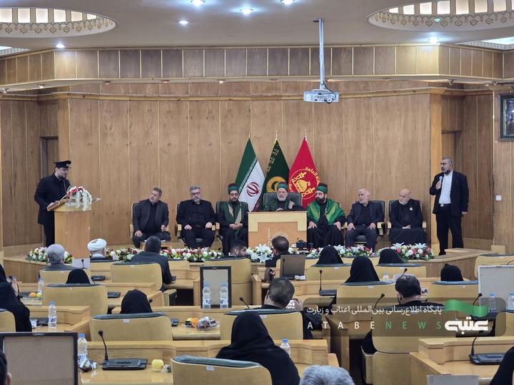 وفدُ العتبةِ الحسينيةِ المقدسة يُحيي عوائلَ الشهداء الإيرانية في مشهد